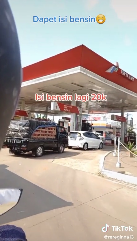 Isi bensin Rp 20 ribu dilakukan pasangan suami istri yang berangkat dari Tambun Utara ke Puncak.