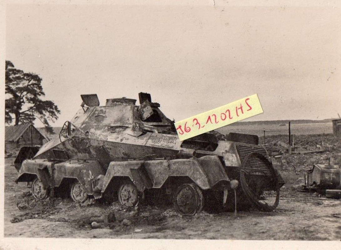Zerstörtes und verbranntes 8 Rad Spähwagen d. We