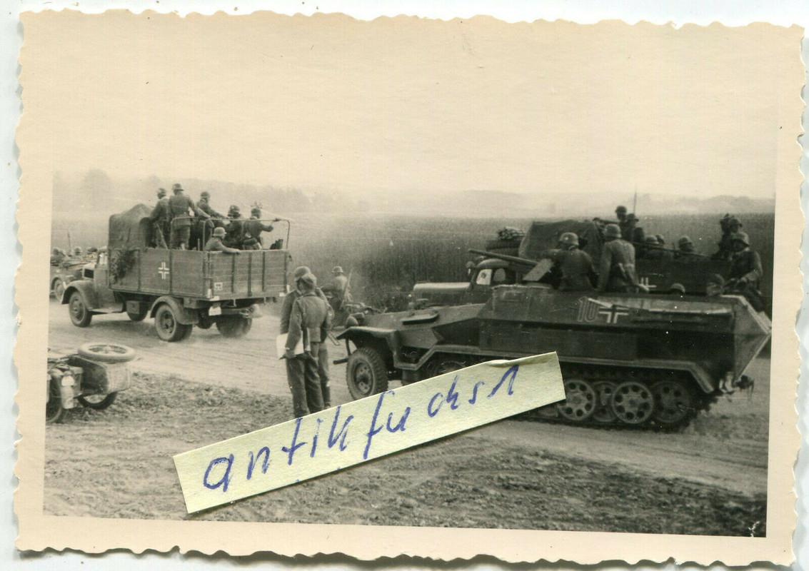 WH-Schützen-Panzer Kennzahl 10 und Pak-Aufbau an der Front im 2.WK