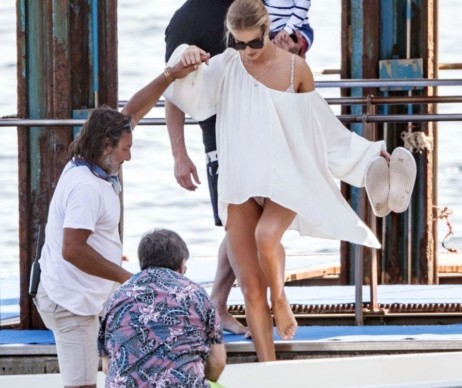 Rosie-Huntington-Whiteley-UpskirtStars.Com-1-3-1024x1559 (8)