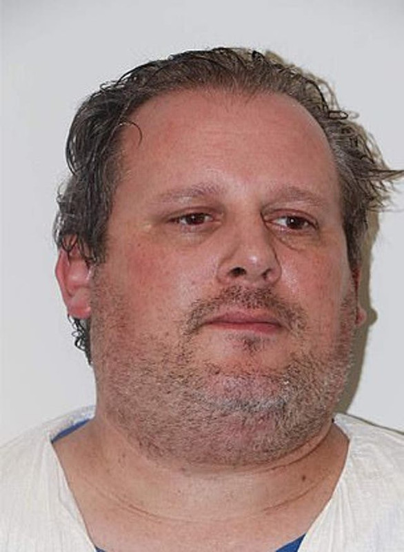 Buscan evitar que acusado de asesinar a su familia salga libre por demencia