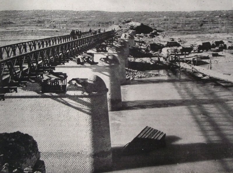 Puente construido sobre el río Sangro, Italia, 1944. Este fue el puente Bailey más grande jamás construido
