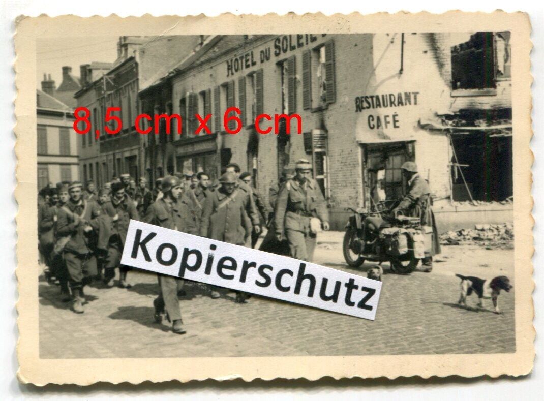 Frankreich , gefangene französische Soldaten Kradmelder Erbsentarn vor Hotel 1940