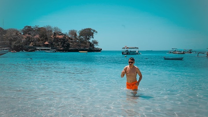 Jorge Lorenzo bermain di pantai