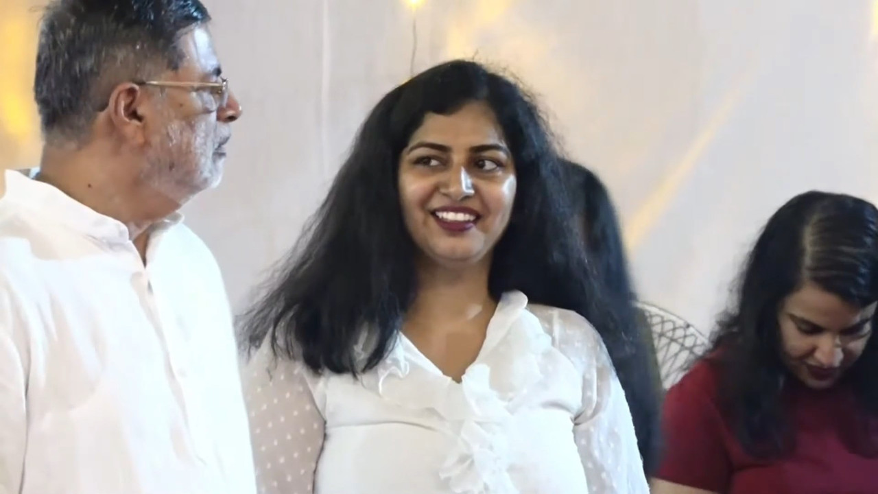 Cute mangalore chubby girl huge boobs and nipple pokie and other lady navel in saree.mp4_snapshot_00