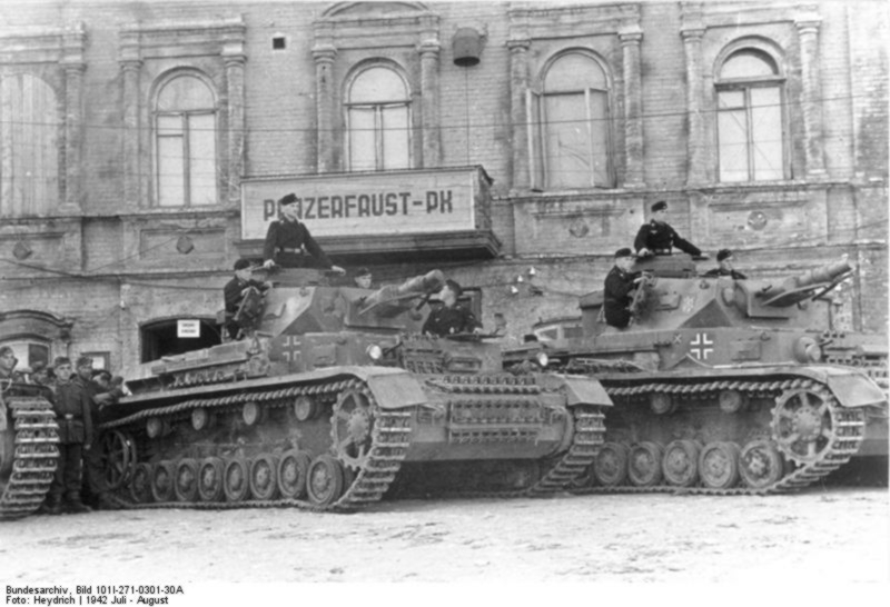 Bundesarchiv_Bild_101I-271-0301-30A,_Russland,_Panzer_IV