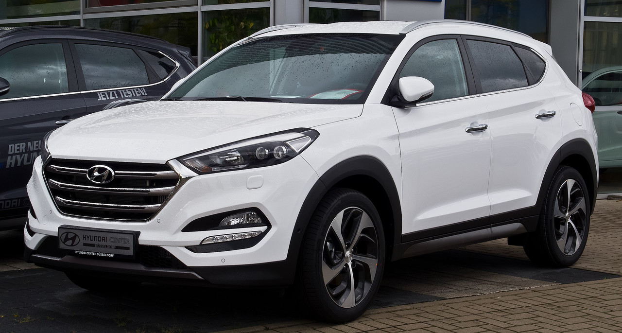 Hyundai_Tucson_2.0_CRDi_4WD_Premium_(III)_–_Frontansicht,_5._September_2015,_Düsseldorf