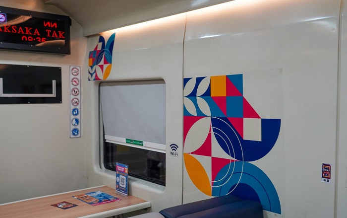 Interior dalam kereta api bertema Hype Trip.