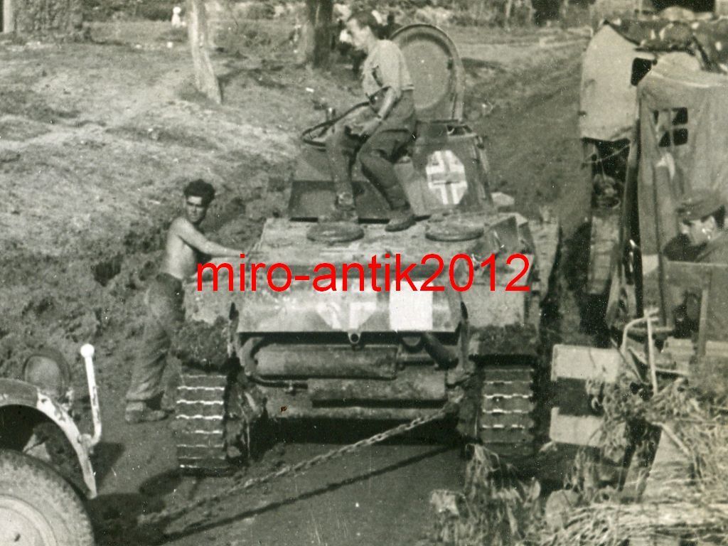 Foto, Wehrmacht, Panzer, Abschleppdienst für LKW