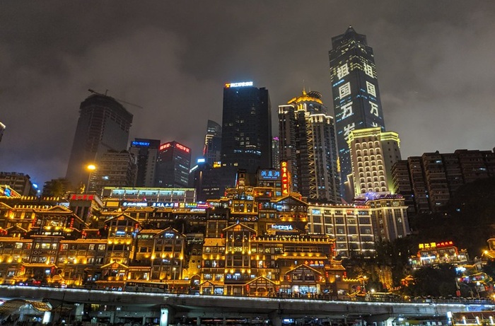 Potret perkotaan di Chongqing, China yang dijuluki kota cyberpunk dan penuh plot twist.