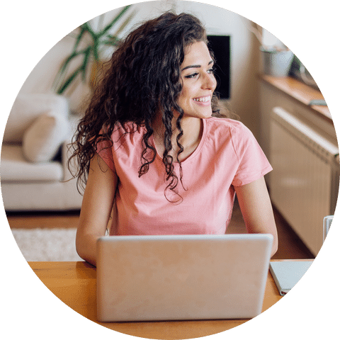 [Imagen de Mujer feliz usando su laptop, representando la solución]