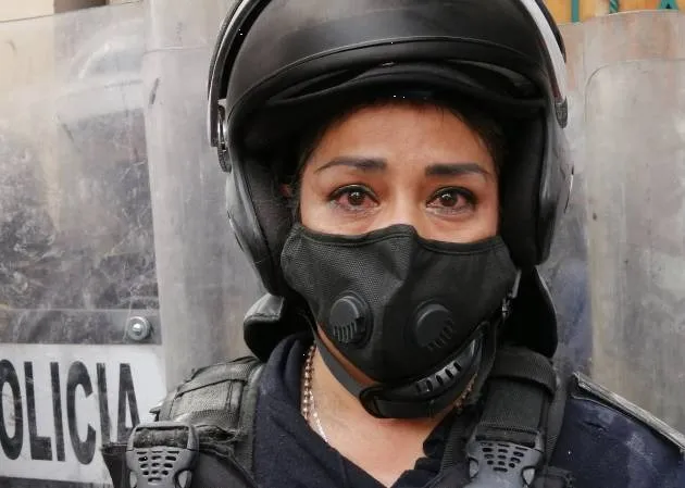 Mujeres policía son atacadas con ácido y sus jefes les niegan apoyo a pesar de la emergencia