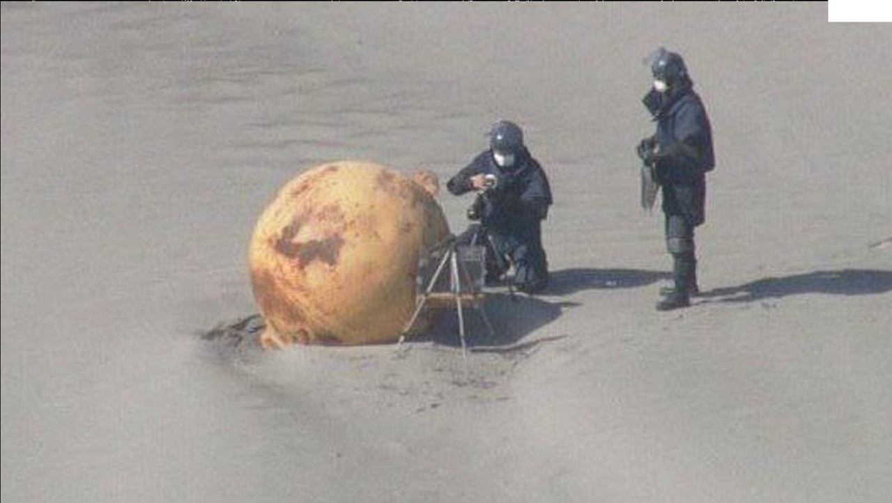 ¿Un OVNI en Japón? Encuentran una extraña bola gigante en una playa