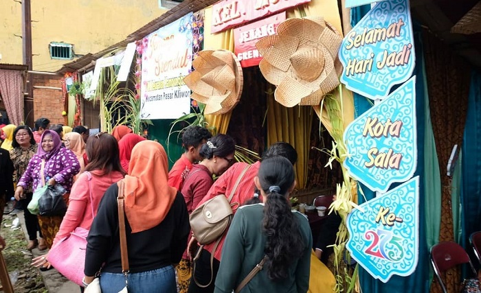 Antusias warga saat menikmati jenang gratis di acara Semarak Jenang Sala 2020, Senin (17/2/2020).