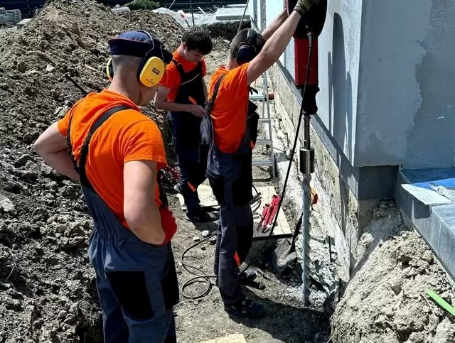 Посилення фундаменту та зупинка осідання будівлі