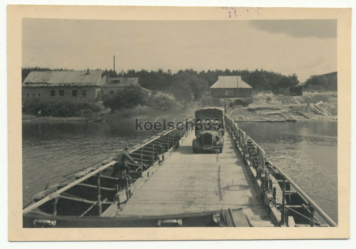 ! Foto LKW der Wehrmacht auf Kriegsbrücke über den Szosh Ostfront Russland 1941
