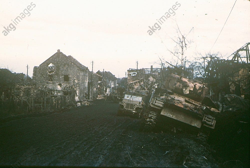 Jeep der US-Armee am Straßenrand, zerstörtes Kri