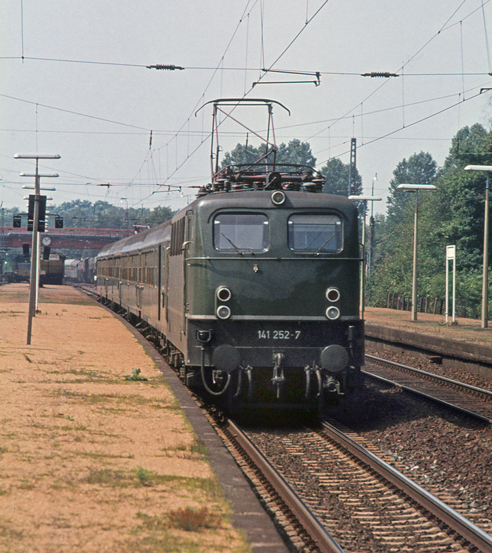 141 252 7 Bw Bebra am 03 08 88 mit E 3454 in Hanau Wolfgang — Postimages
