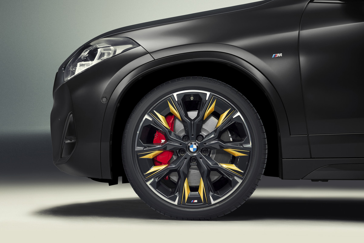 P90449294_highRes_bmw-x2-edition-goldp