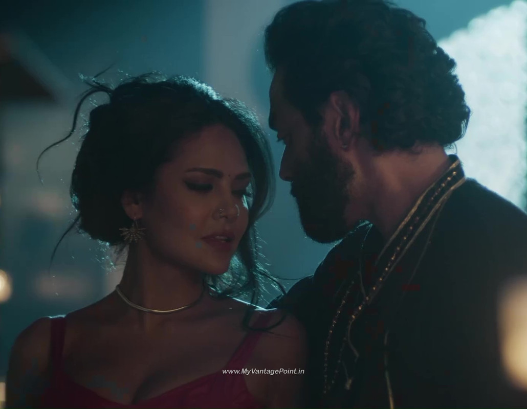 11Esha Gupta Hot in Aashram Web Series