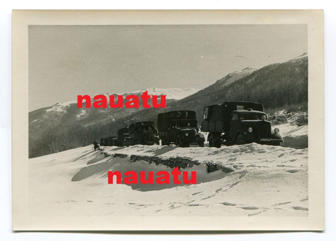 Foto Auto und Lkw Kolonne im Kaukasus in Rußland