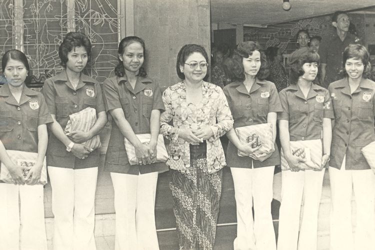 Ny. Tien Soeharto di kediamannya menerima para pemain bulutangkis yang berhasil meraih Piala Uber pada 1975. Dalam foto tampak para pemain dengan bingkisan dari Ny. Tien bergambar bersama di teras Cendana, dari kiri: Utami Dewi, Taty Soemirah, Ny. Minarni, Ny. Tien Soeharto, Imelda Wiguna, Theresia Widiastuty dan Regina Masli.
