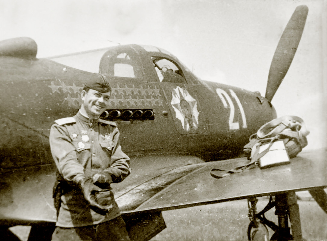 Bell-P-39N-Airacobra-69GvIAP-304IAD-White-21-Fyodor-Ivanovich-Shikunov-Ukrainian-Front-1944-04