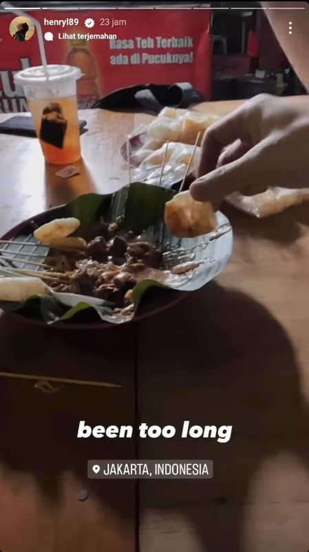 Momen Henry Lau nikmati sajian sate Padang dengan kerupuk kulit.