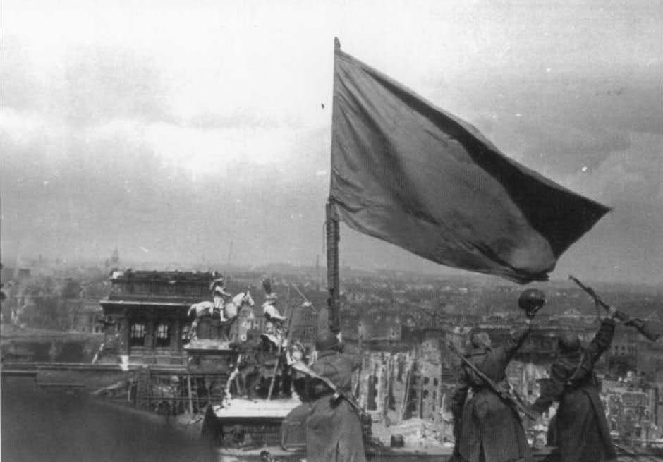 La bandera roja ondea sobre el Reichstag y preside la ciudad de Berlín