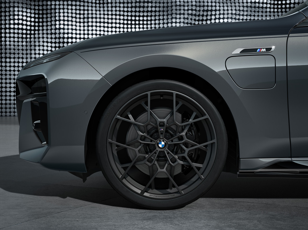 P90459039_highRes_the-new-bmw-m760e-xd