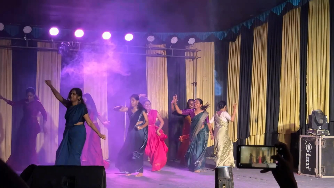 Sexy Malayali Girl Open Navel dance during dance.mp4_snapshot_00.00.781