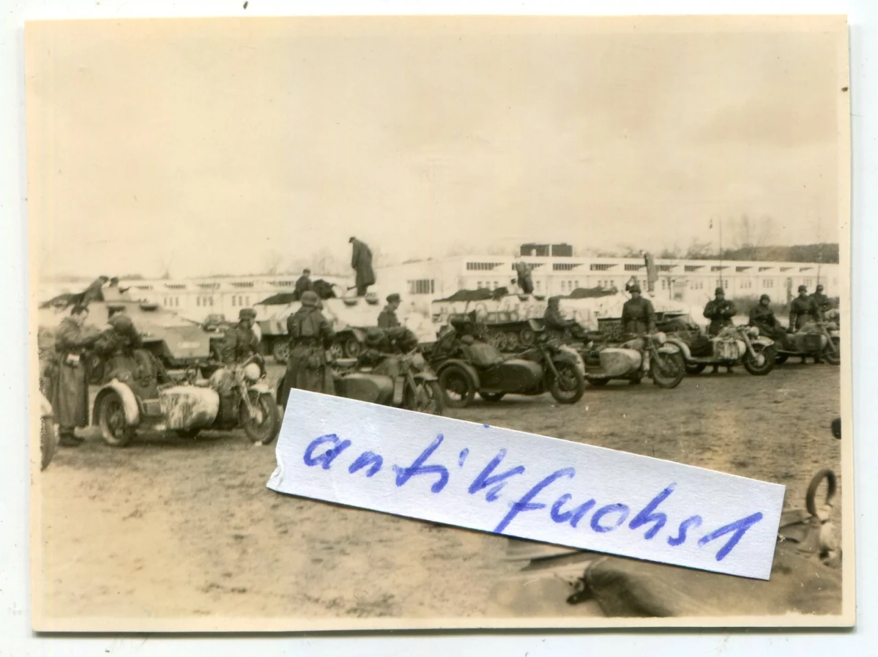 Foto Deutsche SPW Schützen Panzer vor der Abfahrt zur Invasionsfront 1944