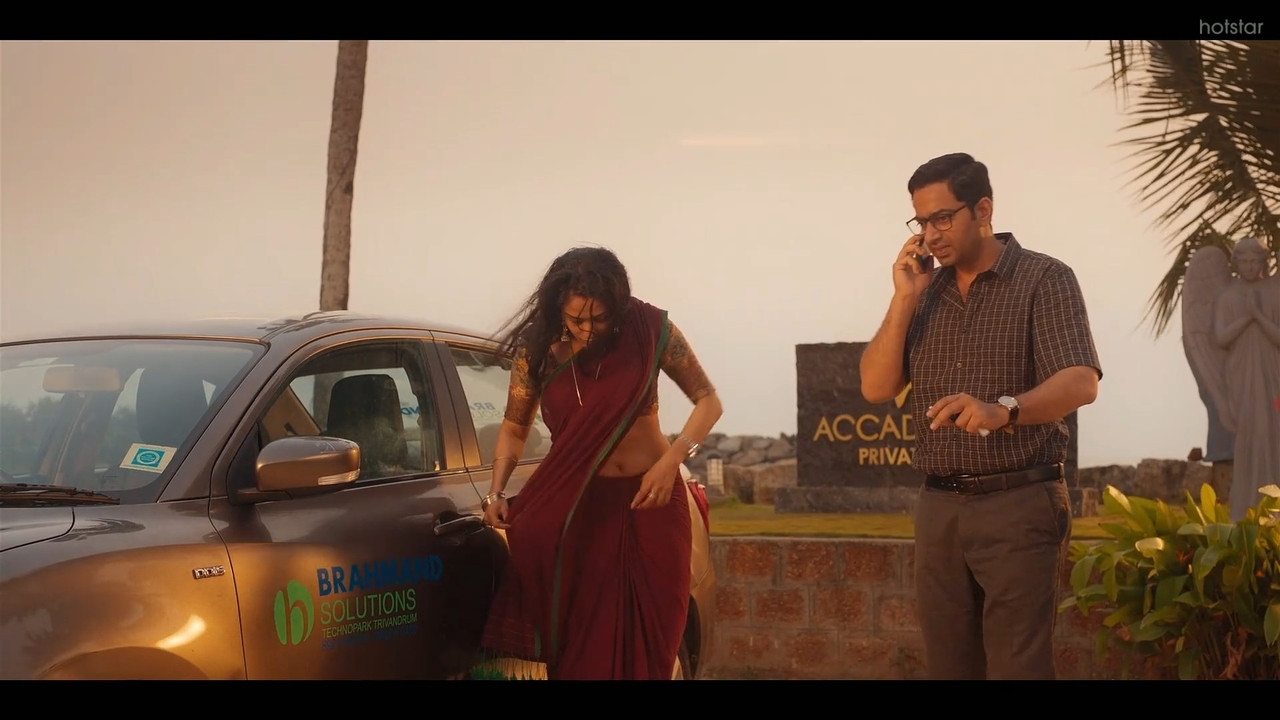 Hannah Reji Koshy  Hot navel show from Theerpu.mkv_snapshot_00.14.313