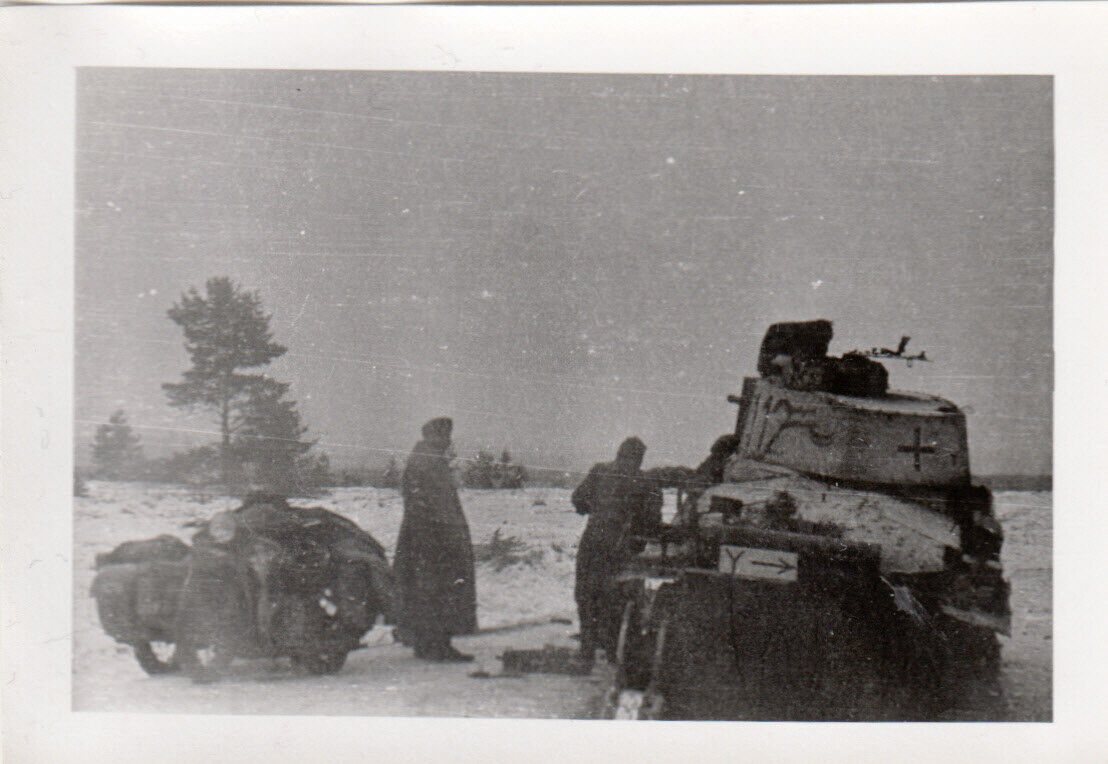 Kradmelder vor zerstörtem deutschen Kampfpanzer an der Ostfront