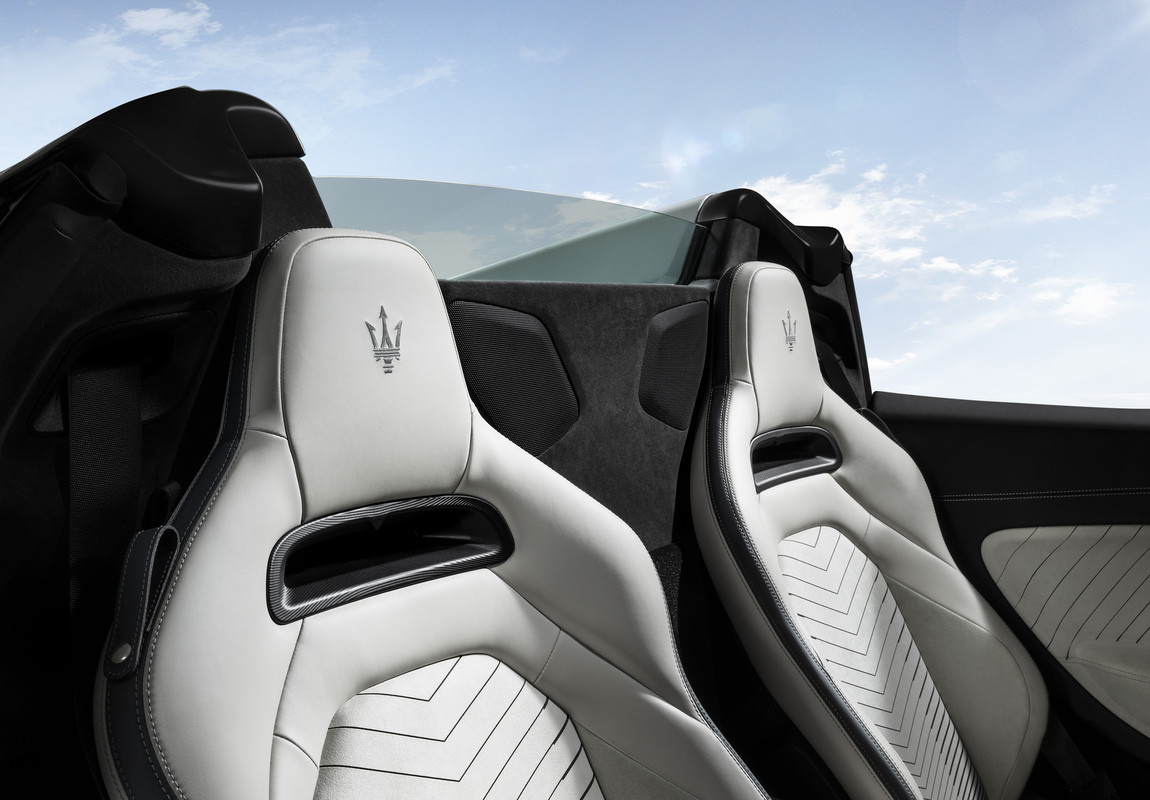 Maserati_MC20_Cielo_lifestyle(13)