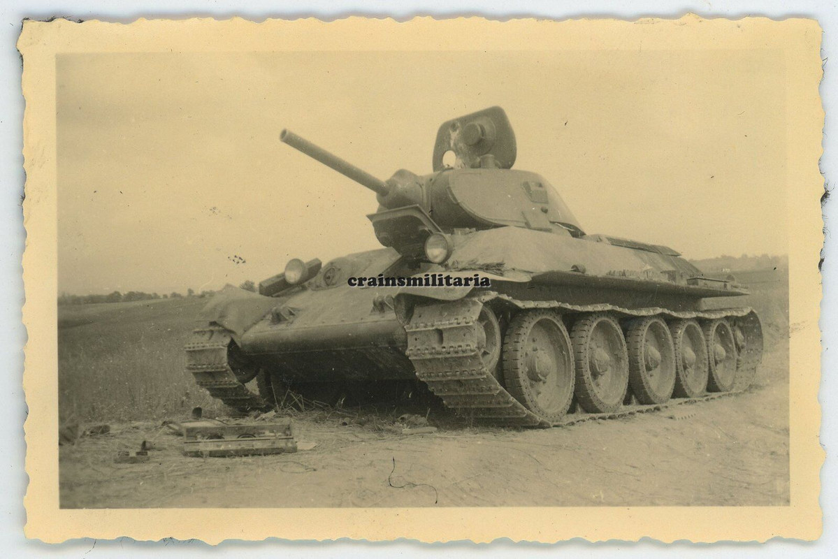 Orig. Foto zerstörte russische T-34 Beute Panzer Tank in Russland 1941