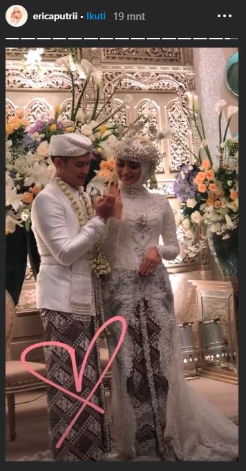 Citra Kirana dan Rezky Aditya berfoto setelah sah