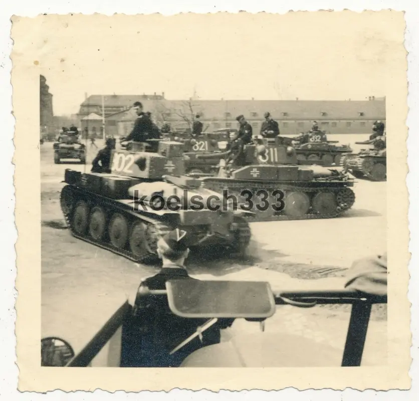 Foto Panzer 38(t) der Wehrmacht auf einem Kasernenhof ... (1)