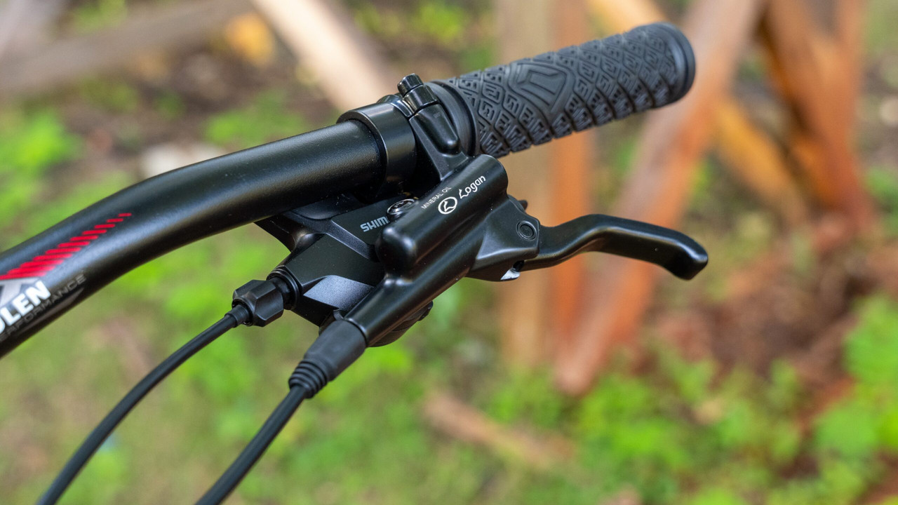 Detalle de la transmisión Shimano de 24 velocidades de la bicicleta Julen Evolution 3x8.