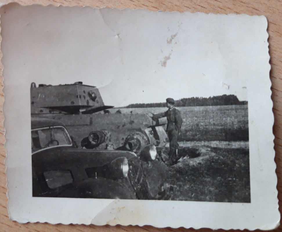 französischer Beute PKW Citroën vor abgeschossenen russischen KW 1 Panzer, 1941.