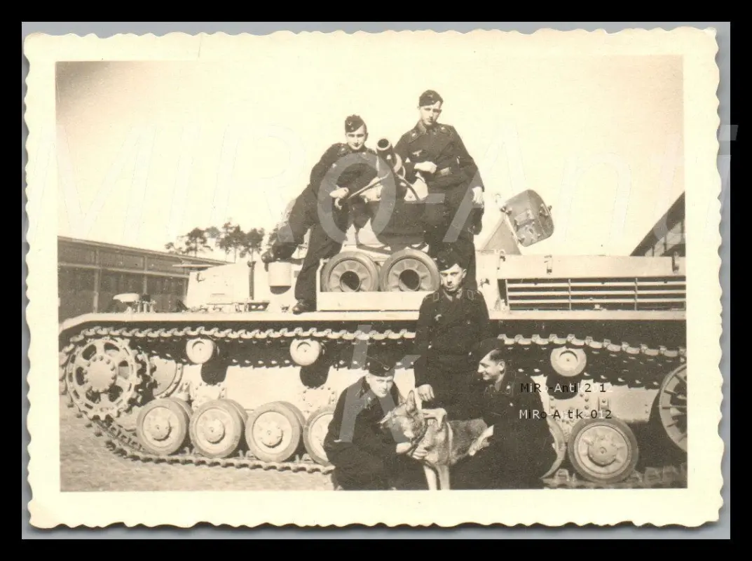 Foto, WK2, Nachl. Pz.-Mann, Sagan POL, mit Hund vor u. auf Panzer IV; L216L
