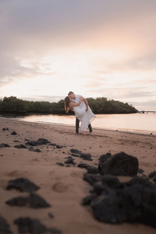 Beso en playa roja de Galápagos, sesión save the date