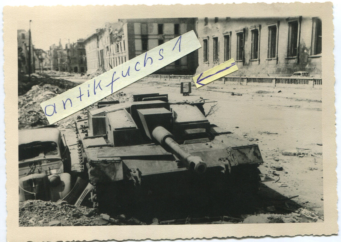 Sturmgeschütz vor der Reichskanzlei in Berlin 1945