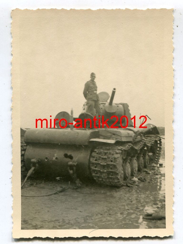 Foto, Wehrmacht, Nahaufnahme, zerstörter Panzer KW-1, Russland,