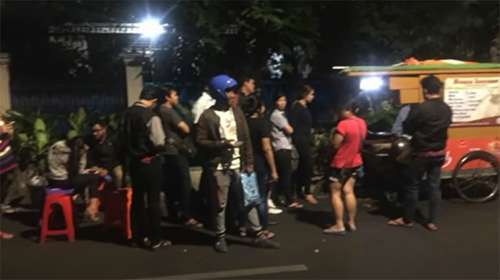 Antrean pembeli Masakan Singkawang Asuk