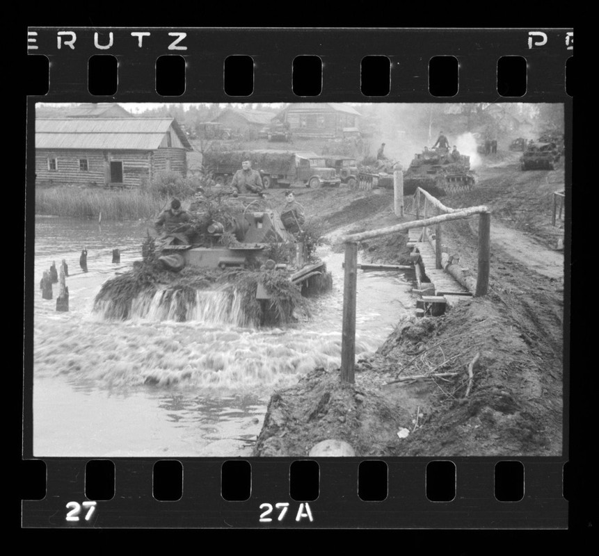 getarntes Sturmgeschütz im Wasser