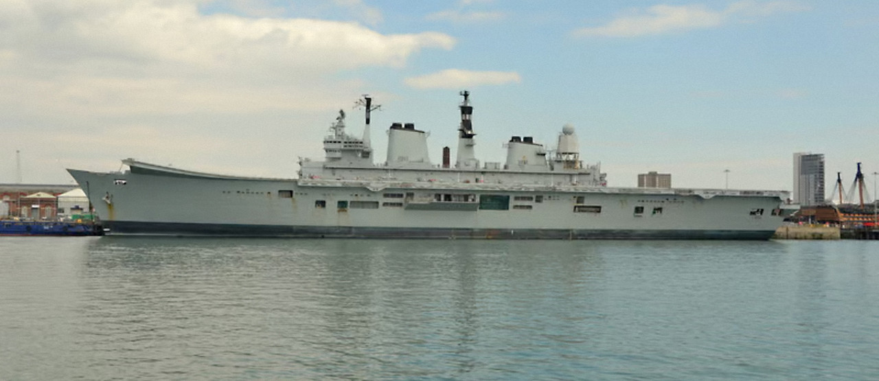 HMS Ark Royal в Портсмуте за два дня до буксировкой на слом, 18 мая 2013.