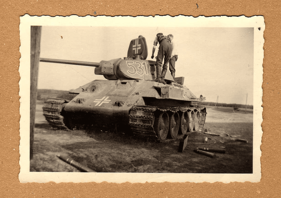 Foto Wehrmacht Beute Panzer T 34 mit deutscher Beschriftung super Ansicht (1)