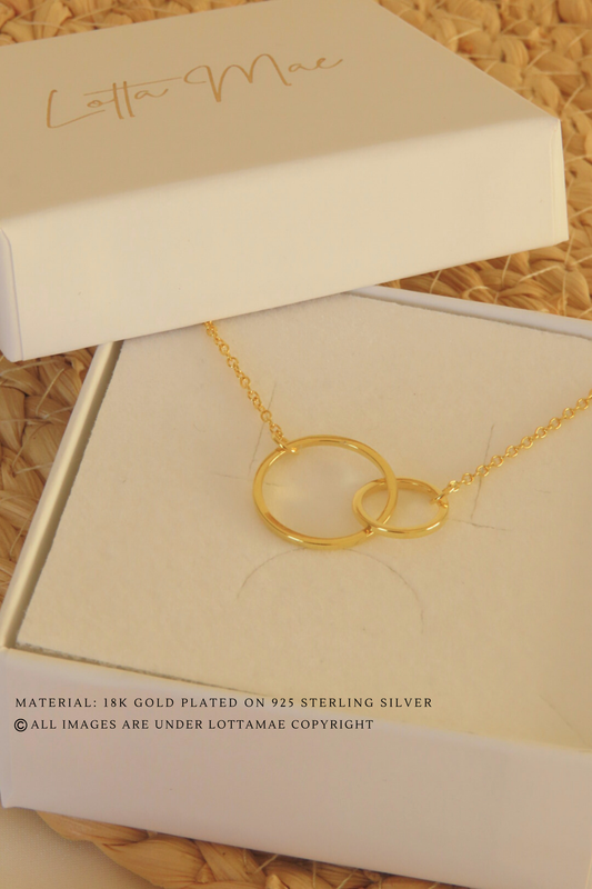 Esta preciosa pulsera minimalista para madre e hijo es la forma perfecta de demostrar tu amor y aprecio. Elaborada con plata de ley 925 y chapada en oro de 18k para un acabado de lujo, consta de dos anillos, uno grande y otro pequeño, que simbolizan el vínculo entre madre e hijo. Su diseño sencillo es llamativo pero discreto, por lo que es perfecto para llevar a diario. Un diseño atemporal que tanto usted como su hijo atesorarán para siempre. Regala esta pulsera como un recuerdo especial que será apreciado y recordado durante muchos años.
