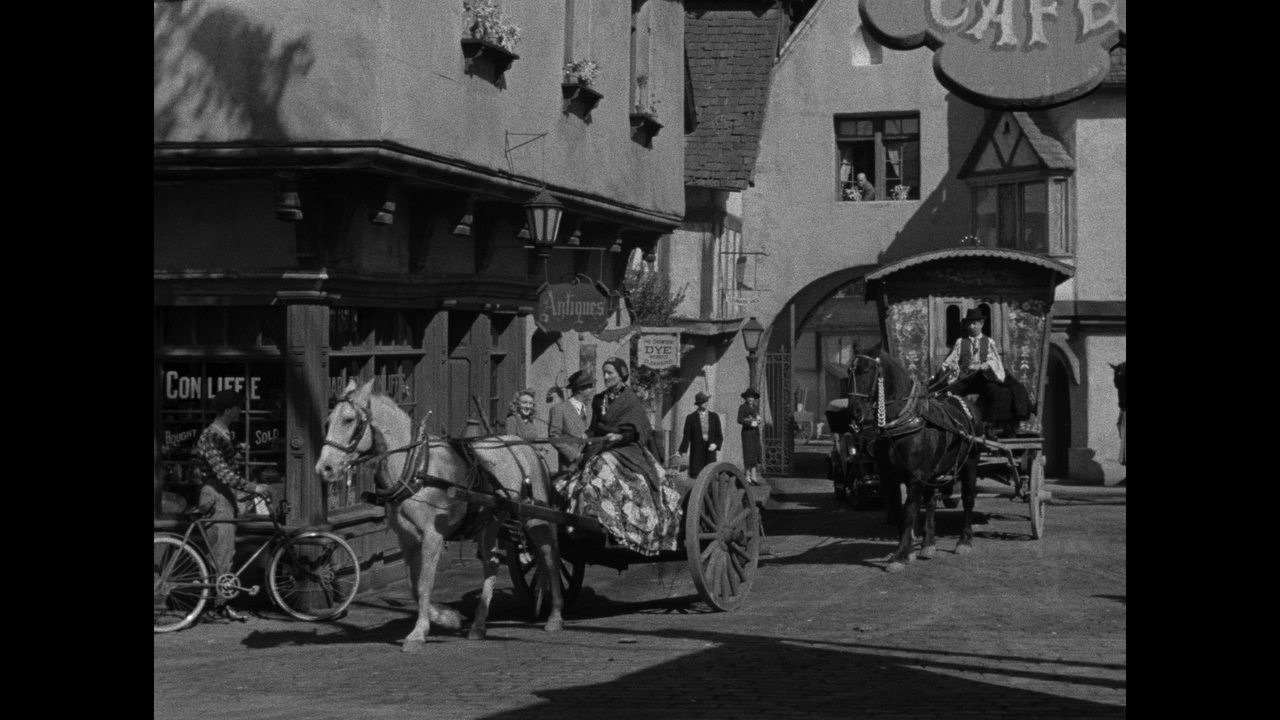 mpv shot The Wolf Man 1941 2160p UHD BDRemux HDR HEVC Neciporuk 00 10 52 0005